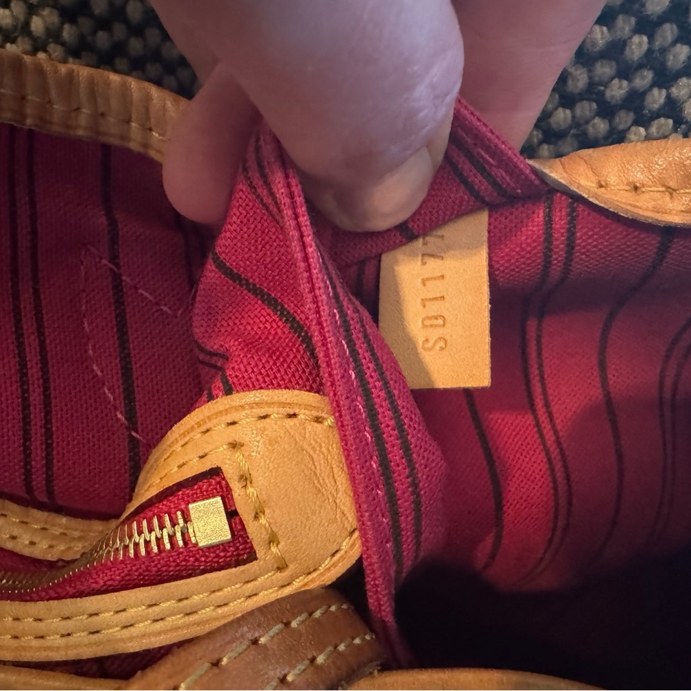 Louis Vuitton Monogram Neverfull GM Tote Bag - Picture 13 of 16